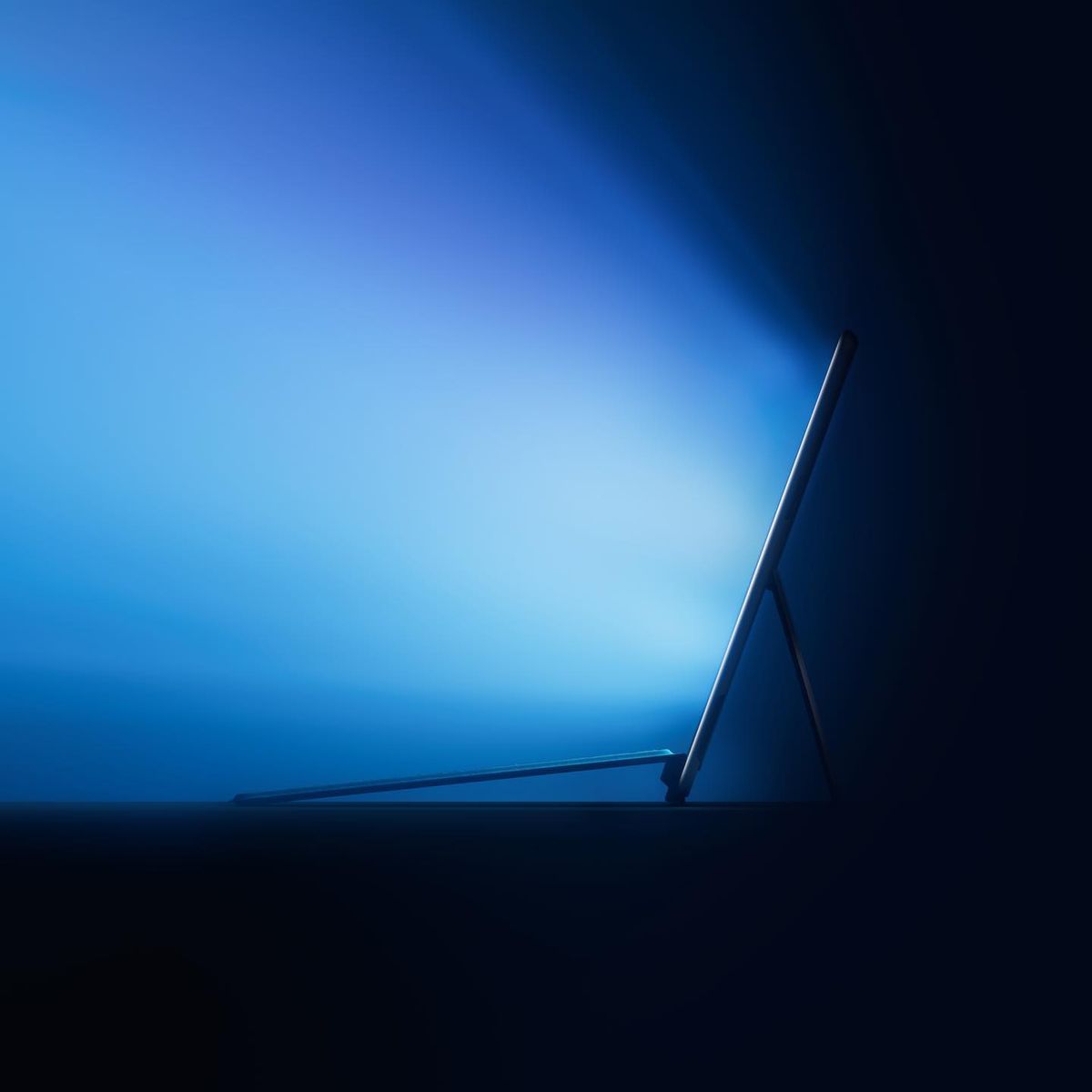 Computador em perfil iluminado por luz azul